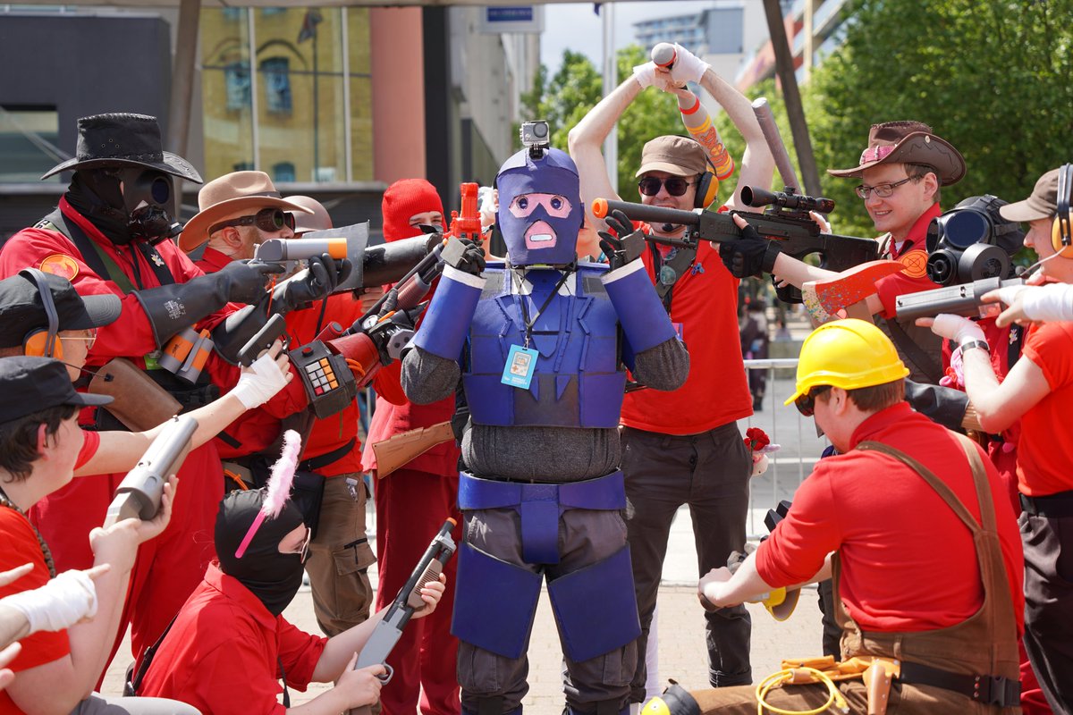 Valve Convention Cosplayers tweet media