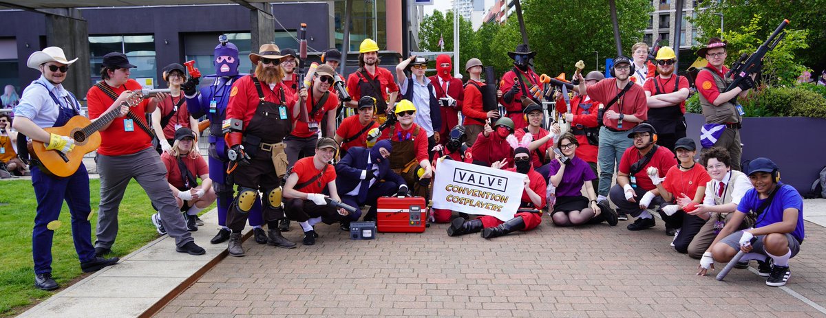 Valve Convention Cosplayers tweet media