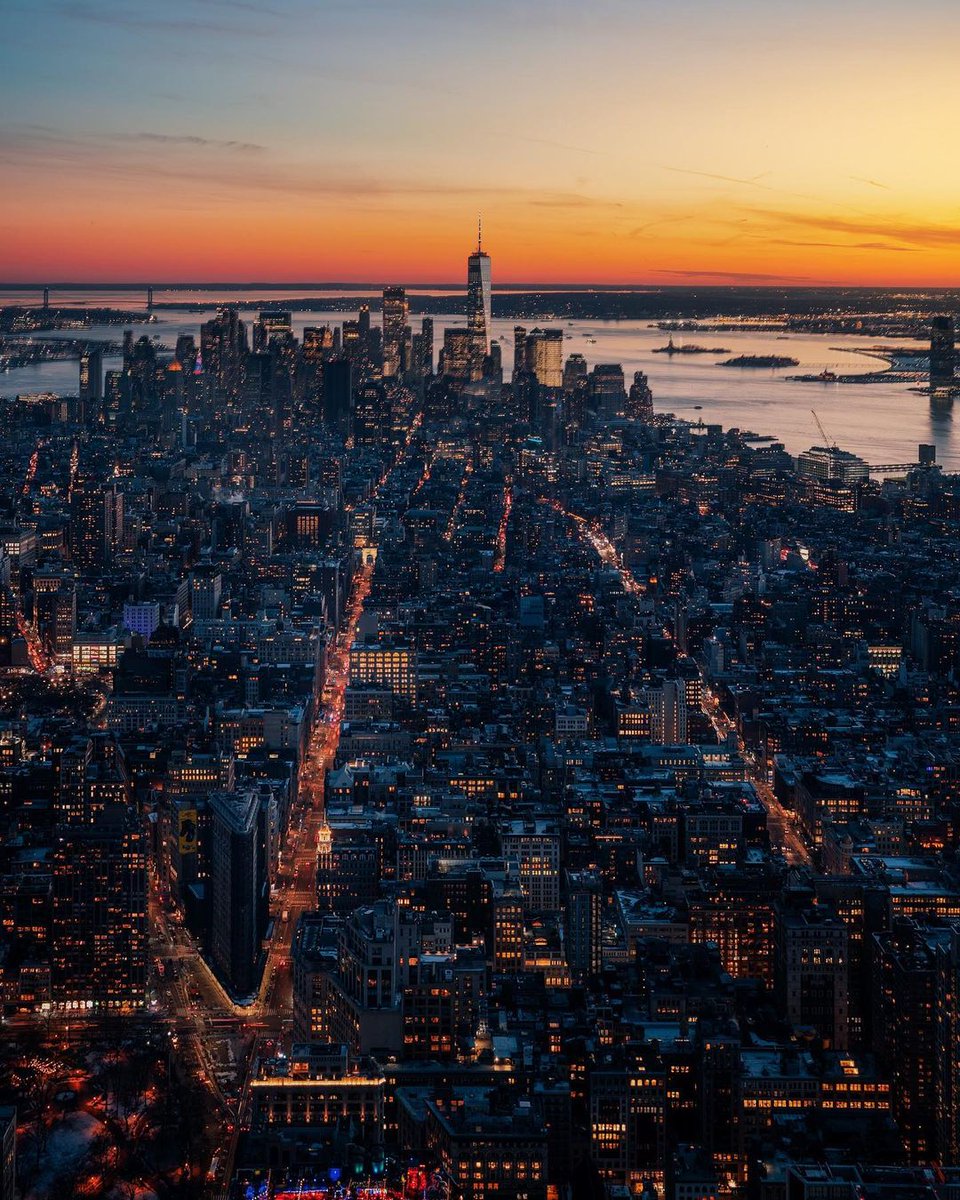 How to make the most of your visit to ESB: esbo.nyc/uph

📷: pjflo_/IG
