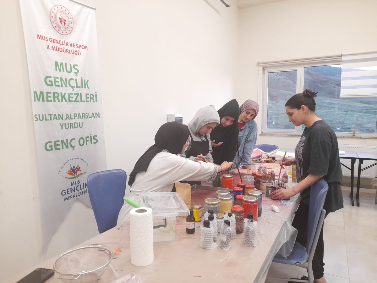 📍SULTAN ALPARSLAN YURDU GENÇ OFİS

Genç Ofis Güzel Sanatlar Atölyesi kapsamında;
🏞️🎨🖌️Ebru sanatı eğitimlerimiz devam ediyor. 

#gençofis 
#GSBHepyanında
#merkezimizdesenvarsın