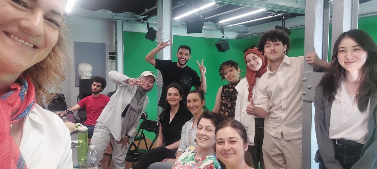 Bu dönem Cuma günleri çifte dersim vardı, bu da şahane VR sınıfı ve mentorlar ile son ders 🤍
<a href="/Khas__RTS/">Kadir Has RTS</a> <a href="/esen_tan/">esen tan</a> <a href="/ayseyorukoglu/">yoruk</a> <a href="/elif_akcali/">Elif Akcali</a>