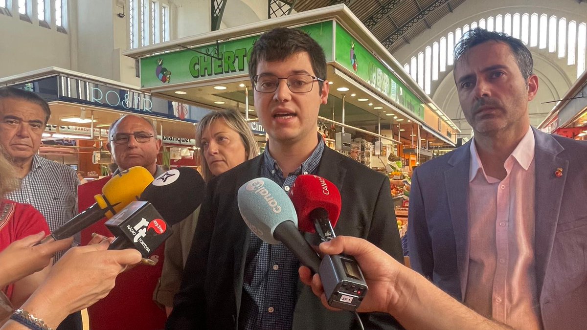 OscarOlogaray's tweet photo. Tret de sortida a la 11a recollida d'aliments de primavera de #Tortosa, que ha de permetre omplir els magatzems de les entitats socials i fer front a l'increment de la necessitat. Podeu participar aportant aliments als supermercats, gràcies als 400 voluntaris que ho feu possible! https://t.co/bTdBwo0Low