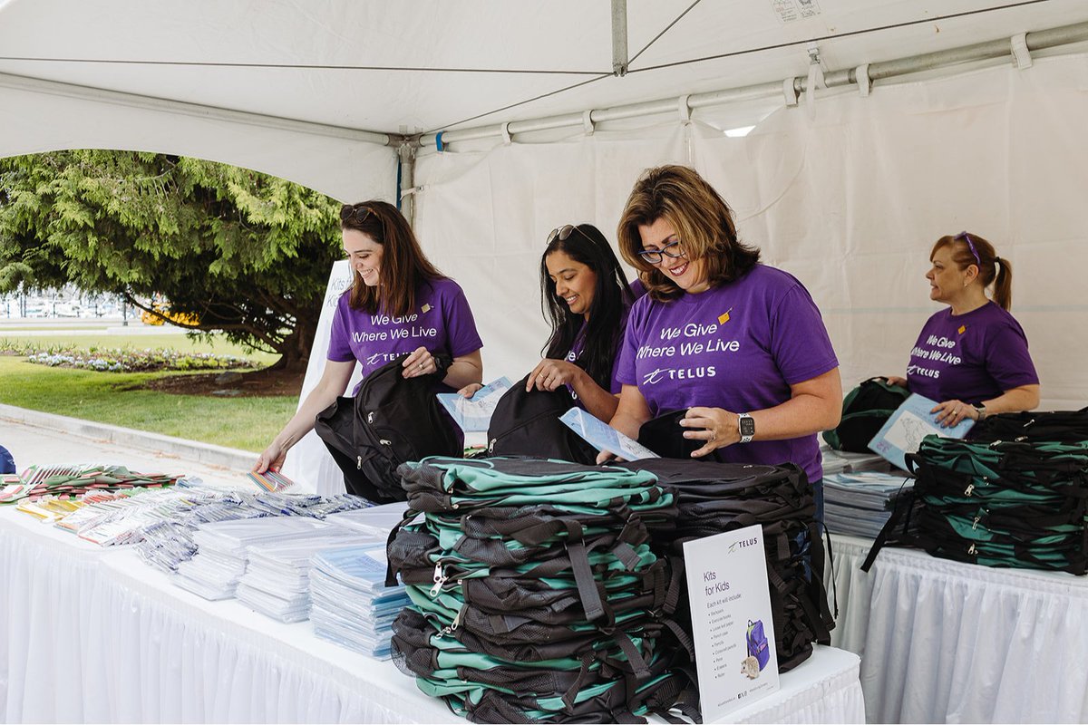 dee_brown's tweet image. On May 13, more than 30 volunteers came together to #GiveWhereWeLive in Victoria, filling up backpacks with essential school supplies for families in need as part of @TELUS Kits for Kids. Thanks to everyone who participated 🎒  #TeamTELUS