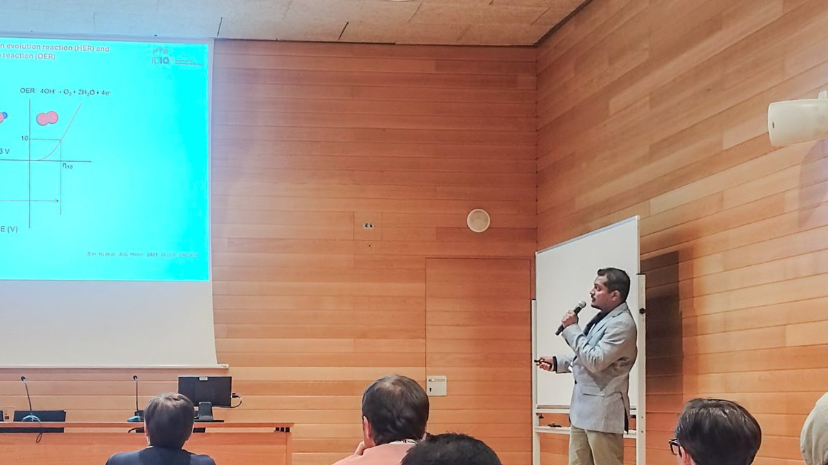 Delivered a short talk at @universitatURV about our continuous efforts toward the development of highly cost effective and efficient electrocatalysts for green hydrogen production. Kudos to @ICIQchem @JLFLab 
#greenhydrogen #CO2