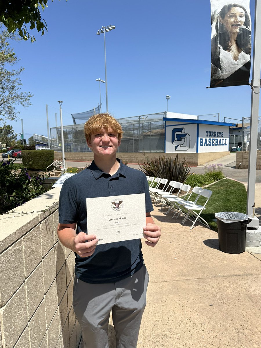 VinceMoore08's tweet image. Proud to receive the Presidential Volunteer Service Gold Award for completing over 100 service hours in a year. #torreypride @TorreyAthletics @TORREYFOOTBALL @TorreyBaseball