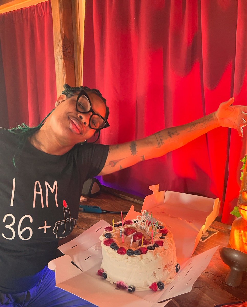 Jimanekia's tweet photo. Today I am 37 years young.
Another year to look outside myself and expand.Another year to yes my Yes and My No.

If you are into donating/celebrating.
 Check out my non profit @TTG4SAS and throw me a coin it’s in the bio.

K by3!

 cake is amazing 431 Maria and @jess_m_garcia . https://t.co/8KkrZebiE0