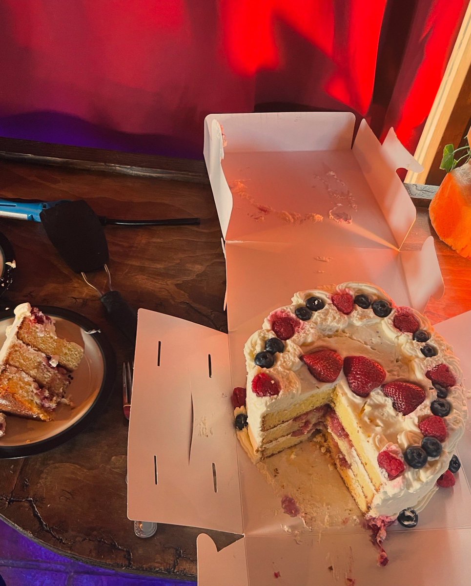 Jimanekia's tweet photo. Today I am 37 years young.
Another year to look outside myself and expand.Another year to yes my Yes and My No.

If you are into donating/celebrating.
 Check out my non profit @TTG4SAS and throw me a coin it’s in the bio.

K by3!

 cake is amazing 431 Maria and @jess_m_garcia . https://t.co/8KkrZebiE0