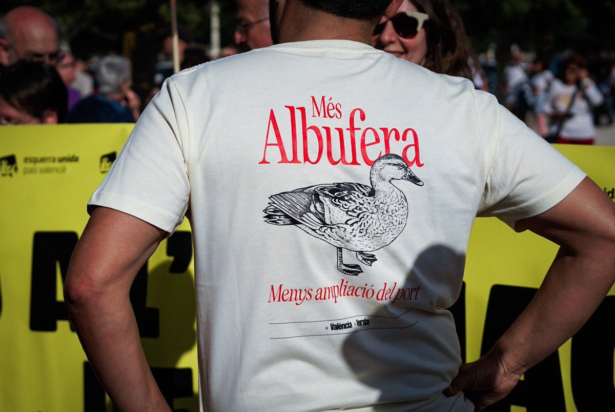 #MEDIAMBIENT | Arrenca a #València la manifestació en contra de l'ampliació del port, que posa en escac el futur sostenible de la ciutat. Recuperem diversos reportatges on expliquem el seu impacte mediambiental i econòmic 👉 directa.cat/una-ampliacio-… ✍️ <a href="/EsterFayos/">Ester</a>. Fotos: Ona Cano