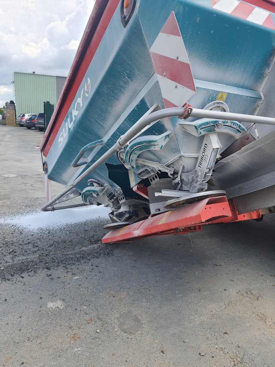 Belon98537846's tweet photo. Ne pas travailler le Vendredi 😡😡😡😡, merci à Rémy de @TerreAtlantique #Stsavinien pour le coup de télescopique et le coup de godet pour redresser la carrosserie, sa fonctionne apparemment la pesée n'a rien, en attente de @Groupama pour expertise https://t.co/ZAAvbzDWAM