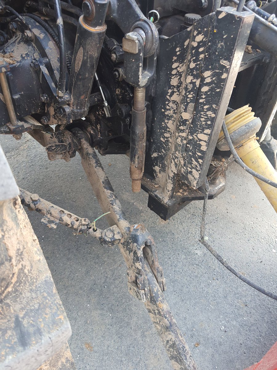 Belon98537846's tweet photo. Ne pas travailler le Vendredi 😡😡😡😡, merci à Rémy de @TerreAtlantique #Stsavinien pour le coup de télescopique et le coup de godet pour redresser la carrosserie, sa fonctionne apparemment la pesée n'a rien, en attente de @Groupama pour expertise https://t.co/ZAAvbzDWAM