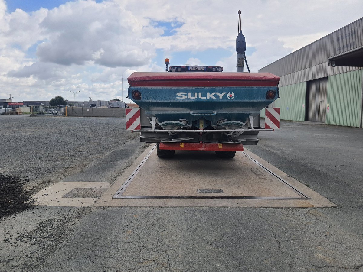 Belon98537846's tweet photo. Ne pas travailler le Vendredi 😡😡😡😡, merci à Rémy de @TerreAtlantique #Stsavinien pour le coup de télescopique et le coup de godet pour redresser la carrosserie, sa fonctionne apparemment la pesée n'a rien, en attente de @Groupama pour expertise https://t.co/ZAAvbzDWAM