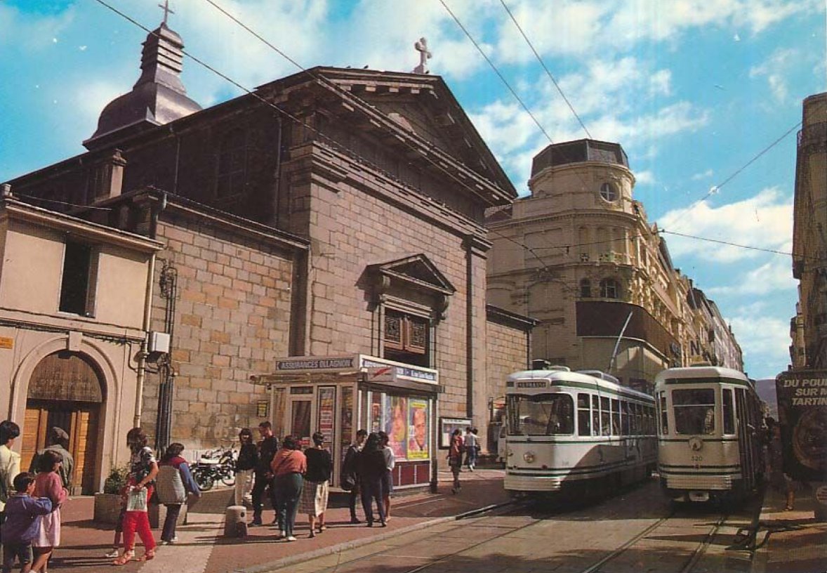 [42] Loire St Etienne 1984 le passage des tramways STAS Rue Gambetta, avec l'Eglise St-Louis & NG les Nouvelles Galeries