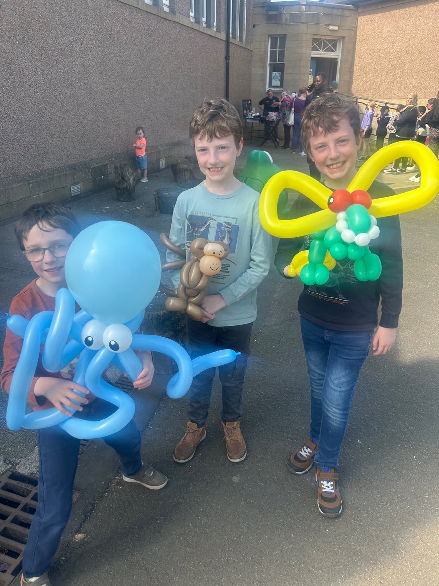 eastcalder_ps's tweet photo. Pupils past and present enjoying the celebrations together! #teamecps #community https://t.co/lx6BEP9DA4
