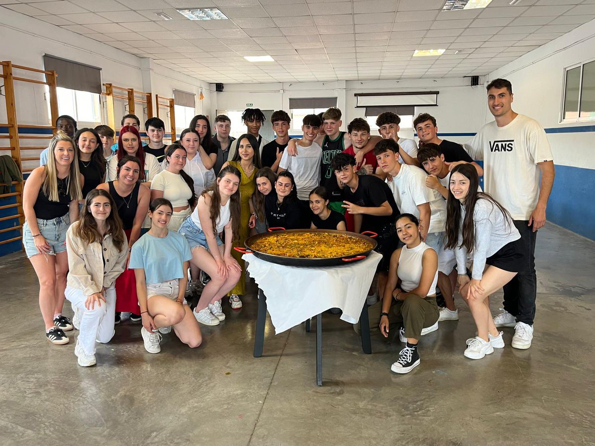 MissWalkerlangs's tweet photo. Our second #Turing group has arrived in Valéncia! Our partner school providing the biggest paella I’ve ever seen for lunch 🥘🇪🇸 @CastlebraeCCC https://t.co/EtEAIeK341