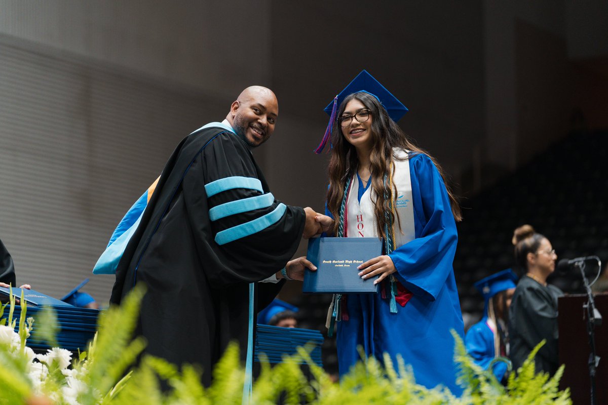 gisdnews's tweet photo. Congratulations to the South Garland High School Class of 2024! 🎓
These students' resilience shines bright, and today marks the end of a sweet chapter in their lives. We know they will go out and give it their all in the world. TITAN UP, and remember, once a Titan, always a Titan.
👏 Congratulations! 🎉
#TheGISDEffect