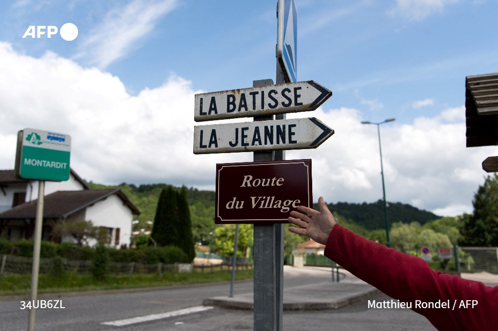 afpfr's tweet photo. 🏠 Le numérotage des habitations et la dénomination des rues rendus obligatoires à partir du 1er juin dans les communes de moins de 2.000 habitants, facilitent le quotidien de certains métiers et des villageois #AFP 

➡️ https://t.co/Wr0DFk9SwH
✍️ @SarahKhorchi https://t.co/FUCUgXwtC1