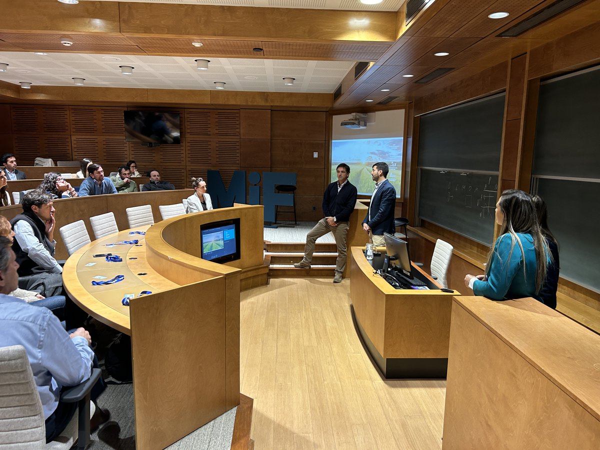 ucubusiness's tweet photo. 🔙La Open Session de nuestro Master in Finance tuvo grandes invitados. Recibimos a representantes de @SyngentaUy, que intercambiaron con los estudiantes sobre los desafíos del mercado agrícola 🚜y de protección de cultivos 👩‍🌾 ¡Gracias Joao Campos, José Luis Inciarte, María Pia Alonso y Mariana Auliso por acompañarnos!