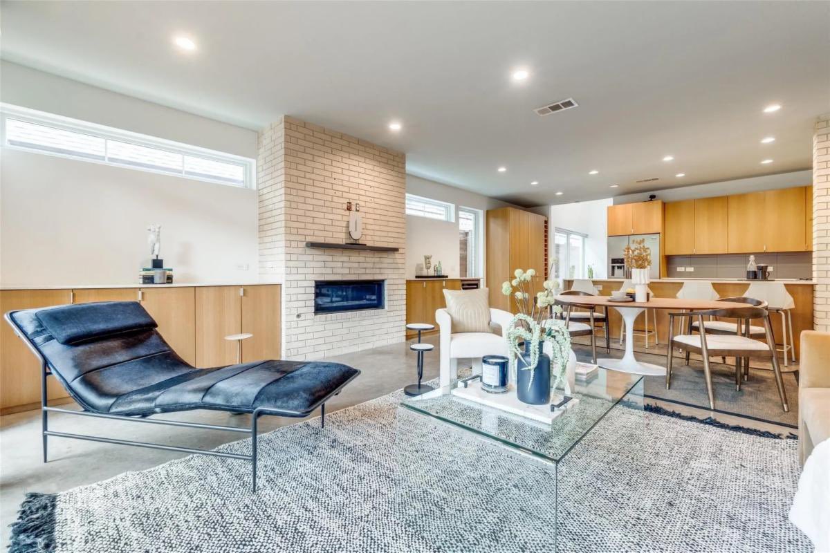sqmodern26's tweet photo. #featurefriday This Modern Single Family Attached Home Steps From Lower Greenville’s Restaurants

listed by Hailey Kim | Iconic Real Estate
@hailey_iconic_re @iconic.estates 

OPEN HOUSE | JUNE01 // 1-3PM

details >> https://t.co/W1hlq4wJ6X

#moderndallas #dallasmodern https://t.co/unoDYEoQbR