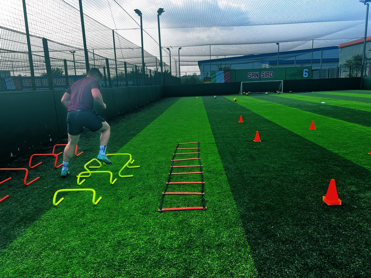 BenHeath2021's tweet photo. Suns out balls out ☀️⚽️ #PrePre #WarmUp https://t.co/coiRNbDyPb