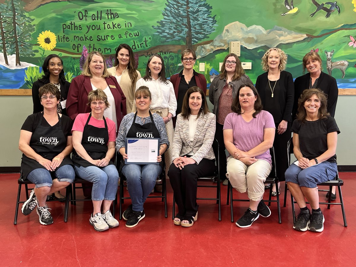 USDA Travels to Maine to honor the HMI Recognition Awardees from Regional School Unit 89 for their efforts of delivering improved nutritional quality meals for students. 🍉🥔🍗🥗  @KatahdinSchools @ActHlthyKids #HealthySchoolMeals #HMI