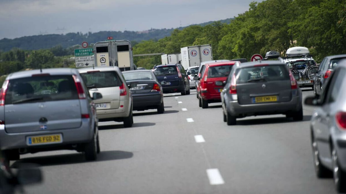 BFMTV's tweet photo. Val-de-Marne: une femme accouche sur l'autoroute près de Chevilly-Larue
https://t.co/YSDKvrLsXt https://t.co/Of3oLnQlIH