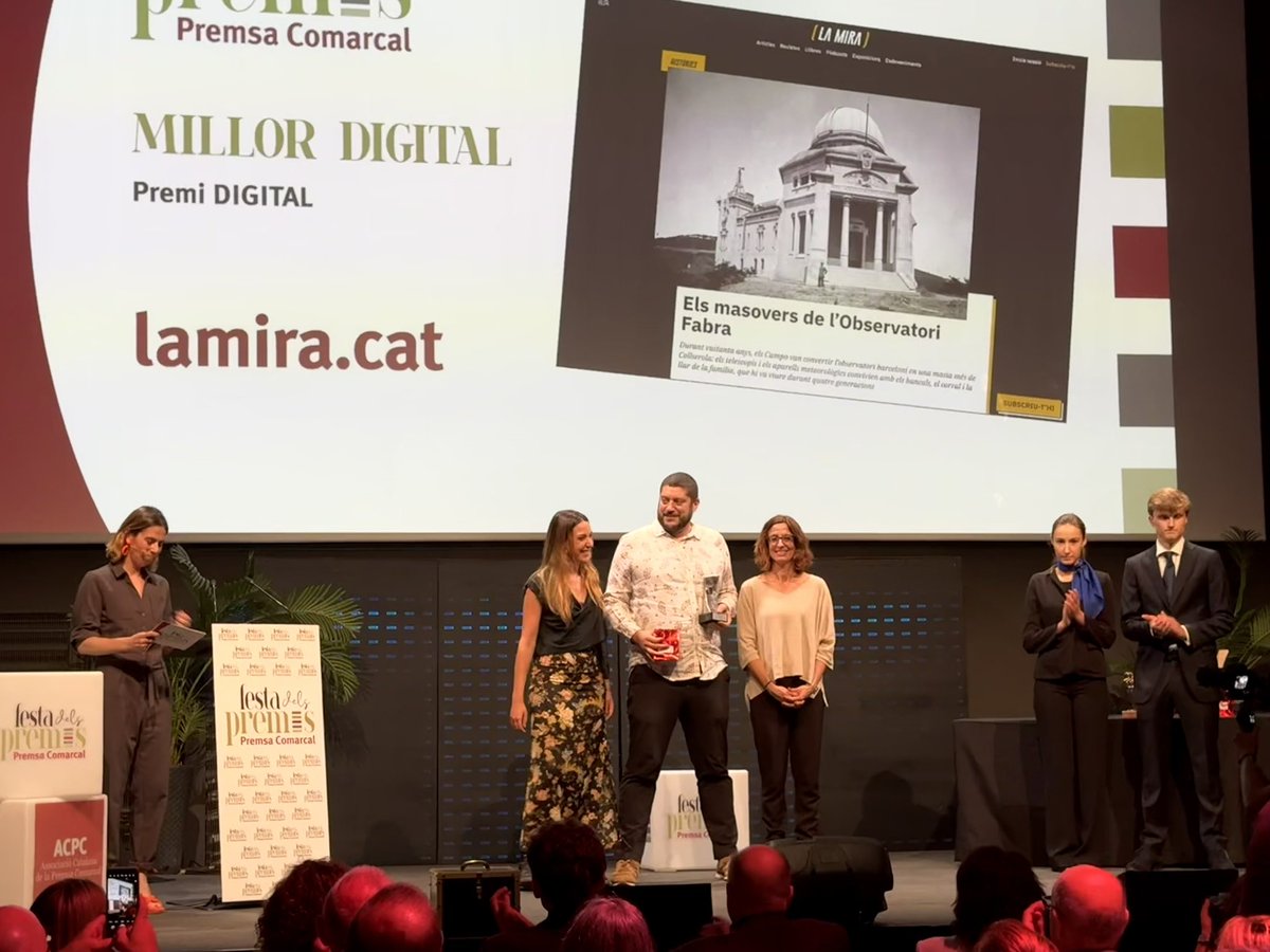 Avui hem rebut el Premi a la Millor Publicació Digital a la #FestaPremisPremsaComarcal24 de @PremsaComarcal Un guardó que ens anima a continuar buscant històries i explicant-les més convençuts que mai del nostre periodisme a foc lent Moltes gràcies! 🙌