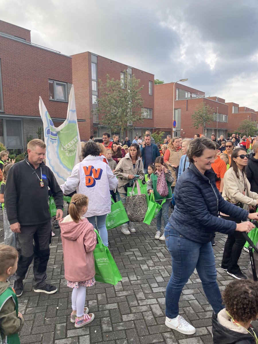 VVDZuidplas's tweet photo. Avondvierdaagse Moordrecht met de állerlekkerste limonade van Zuidplas! 🍹#VVD #avondvierdaagse https://t.co/jh3GbTMxED