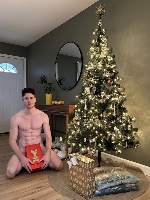 Is it too early to be thinking about Christmas? 😏🎁 https://t.co/l1PbfscvD0