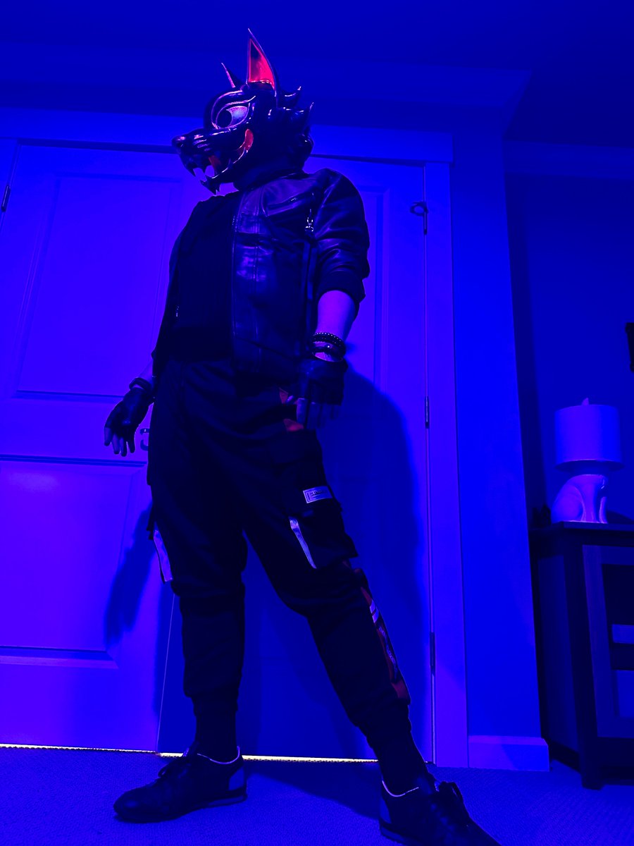 SassyGayFox's tweet photo. I dropped this look at FWA night market and really wanna get more pics soon https://t.co/4OlNKhsz1p