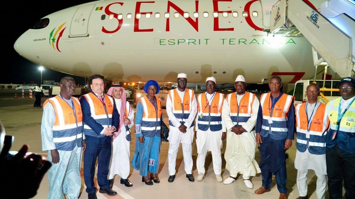 P È L E R I N A G E  | 2024 

En image la cérémonie officielle du premier vol pour le Hajj 2024 convoyé  par la Délégation Générale au Pèlerinage.
À nos pèlerins, je leur souhaite un bon retour aux sources de la vie à travers la foi. 

#Senegal #Hajj2024 #pelerinage #islam