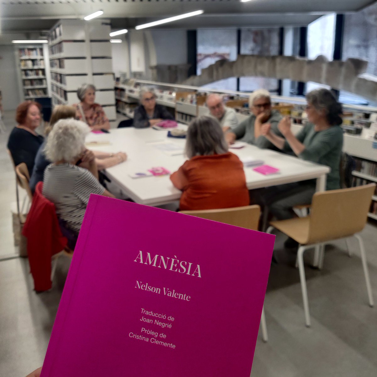 Darrera sessió del #clubdelectura #llegirelteatre aquest vespre a la #biblioteca

📔 Comentem 'Amnèsia' de #NelsonValente
Condueix la sessió la Genissa G. Carricondo

#teatre #quèfemalesbiblios
@teatrenacional @ajlaseu #culturalaseu @bibliotequescat #bibliotequeslle