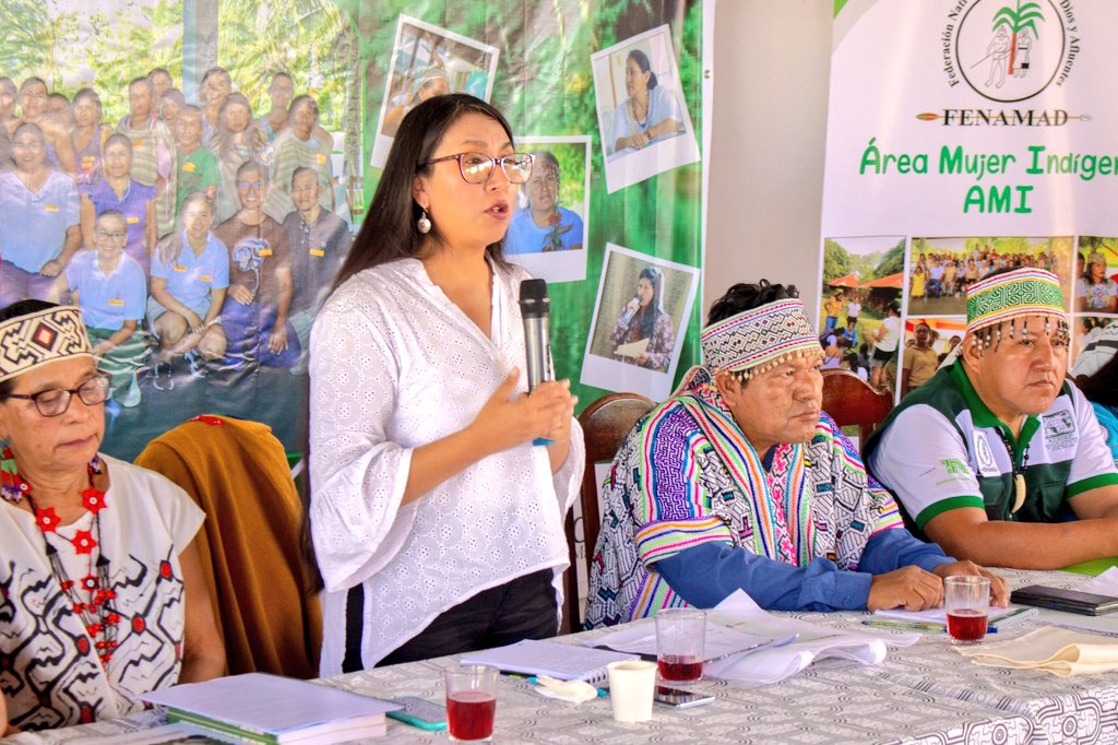 Hoy participamos en el encuentro de mujeres indígenas de @FENAMAD1 en #MadreDeDios #PuertoMaldonado. Muy valioso dialogar con lideresas de comunidades nativas quienes denuncian la situación de amenazas y riesgos que enfrentan las comunidades; la contaminación de sus ríos; la