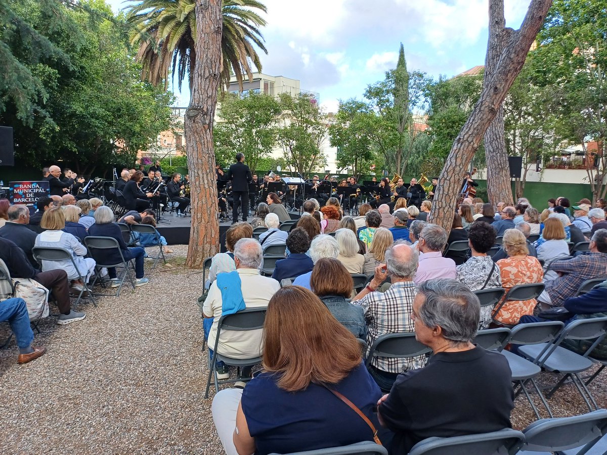Al concert de la Banda Municipal de Barcelona a la Festa Major de les Tres Torres <a href="/DemocratesCAT/">Democrates</a> <a href="/JuntsXCatSSTG/">Junts per Sarrià - Sant Gervasi</a> Trias per Barcelona <a href="/AAVVTresTorres/">Associació de Veïns de Les Tres Torres</a> @