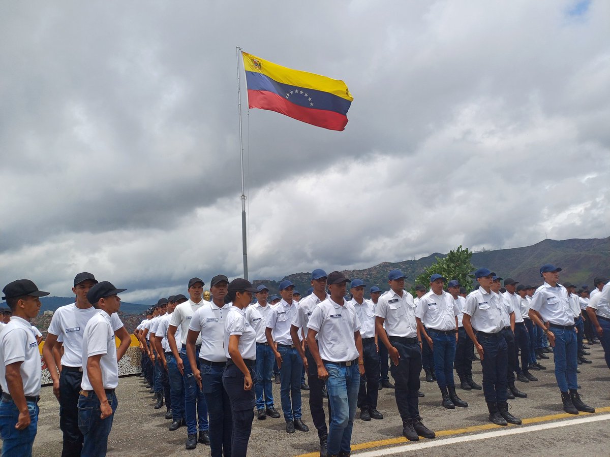 #EnDesarrollo/Desde la sede de El Helicoide se realizó un acto solemne al Ósculo de la Bandera Nacional, donde participaron estudiantes del Centro de Formación Unes de la Redip Capital del V Proceso de Agentes II Corte 2024.
#AvanzandoConAmor