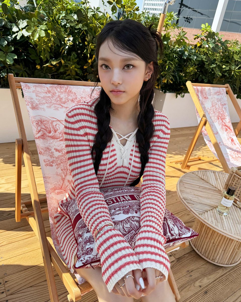 LilyCheeEnjoyer's tweet photo. Haerin is so cute!

#pigtails #kpopfap #haerin https://t.co/D4zNv1EjNz