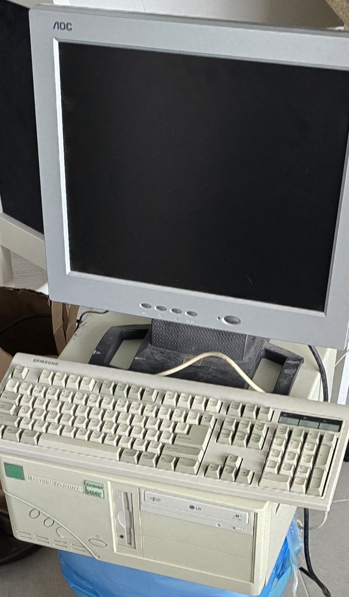 VejvyCZ's tweet image. Test tiskárny pro kamaráda do PC muzea. Bohužel nejedou všechny jehly.
#oldcomputers
#WindowsMe
#msdos
#PentiumMMX