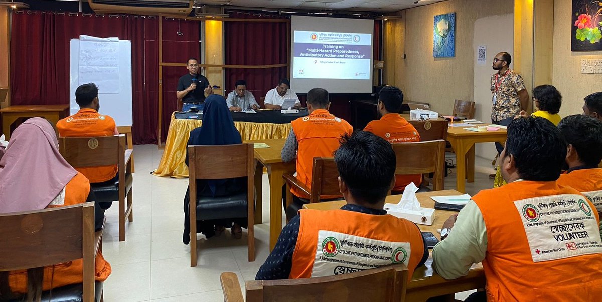 arafin_karim's tweet photo. #Localization is no longer an option, it is priority now.
@BDRCS1 #CPP with @ifrc @RedCross organized a refresher training for the CPP master trainers in #CoxsBazar who will be engaged to train #refugee volunteers in #CampSettlement 🇧🇩 on #multihazard #Preparedness #AA #Response https://t.co/pp8hSSRrNy