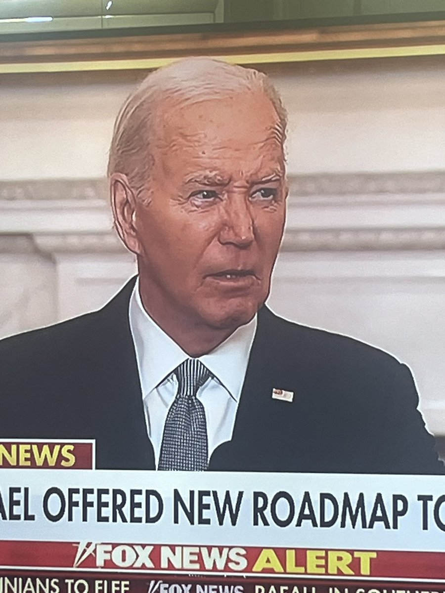 EricTheRed2022's tweet photo. Left earlobe connected, Right earlobe not connected.  Come on man!!! https://t.co/RW9tyuXDGj
