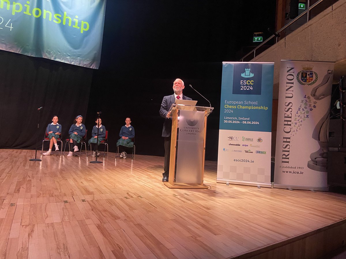 Ficheall.ie tweet media