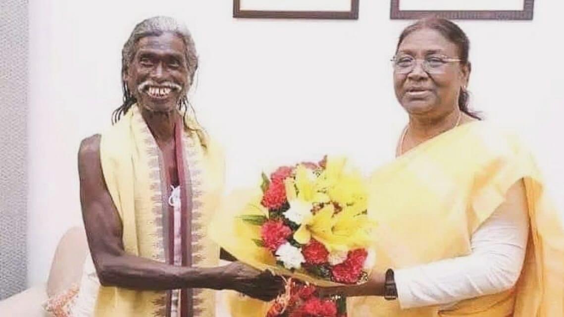 TheVimal027's tweet photo. “Saheb, I don’t have money to travel to Delhi, please send award by post.”

These are the words of Padma Shri awardee Haldhar Nag.
Haldhar Nag the owner of 3 pairs of clothes, one broken rubber slipper, one rimless spectacles and a deposit of Rs 732, was declared with Padma Shri. https://t.co/ar3kuhGmGR