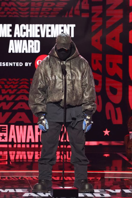 apollovwrld's tweet photo. BET Awards Speech (2021) https://t.co/9sXDcGGput