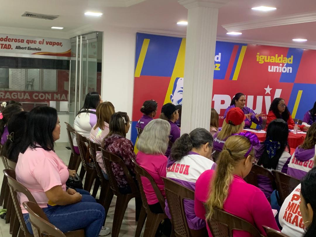 #Cnae En la sede PSUV,. Encuentro de las mujeres de Aragua con la vicepresidenta Diva Guzmán. <a href="/NicolasMaduro/">Nicolás Maduro</a>
<a href="/_LaAvanzadora/">Yelitze Santaella</a> <a href="/Soykarinacarpio/">Karina Carpio</a> <a href="/LeiraSuarezPsuv/">LeyraSuarezPsuv</a> <a href="/pedrodiazg59/">Pedro Diaz</a> <a href="/cnaeoficial/">cnaeoficial</a> <a href="/LealTelleria/">M/G Carlos Leal Tellería</a> <a href="/RubenFlores2022/">Ruben Flores</a> <a href="/MinAlimenVen/">minalimentacion_ve</a> <a href="/Minppal_aragua/">Minppal Aragua</a> <a href="/PsuvAragua_ofic/">PartidoPSUVAragua</a>