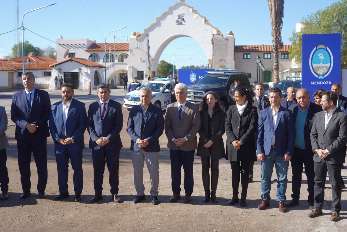 alfredocornejo's tweet photo. Uniendo esfuerzos con @claudiojpoggi, Gobernador de la provincia de San Luis y @drmarceloorrego, Gobernador de la provincia de San Juan, hemos emprendido un proyecto trascendental para la región de Cuyo. 

Se trata de la unificación de controles jurisdiccionales gracias a la implementación de tecnología de vanguardia como cámaras ALPR, unidades de gestión móviles, biometría dactilar entre otras cosas, con el fin de integrar física, geográfica y logísticamente los controles policiales, coordinando personal e infraestructura en las tres provincias. 

La cooperación interprovincial es clave para el éxito de este proyecto, que tiene como objetivo optimizar recursos, mejorar la eficiencia operativa y fortalecer la seguridad en la región.