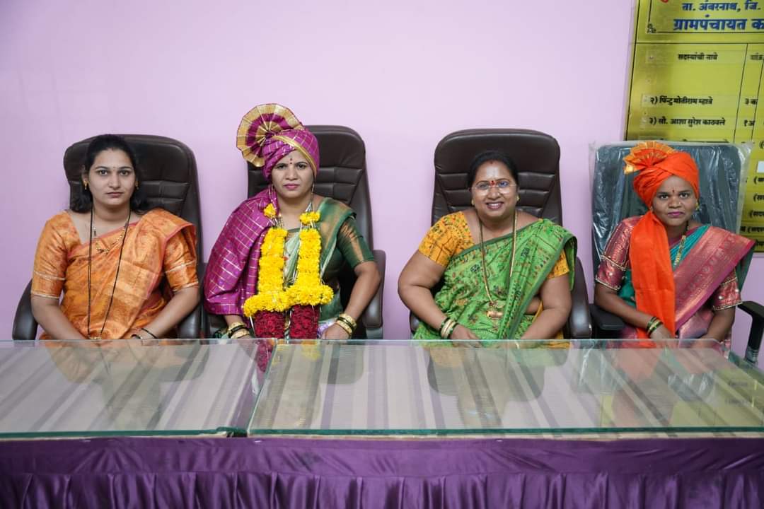 BjpMMorcha's tweet photo. अंबरनाथ तालुक्यातील ग्रामपंचायत पोसरीच्या सरपंच पदी सौ.शांता जगन ठाकरे यांची बिनविरोध निवड झाल्याबद्दल कल्याण पूर्व विधानसभा क्षेत्राचे आमदार श्री.गणपत काळु गायकवाड यांच्या पत्नी सौ.सुलभा गणपत गायकवाड यांनी  पुष्पगुच्छ देऊन त्यांना पुढील राजकीय वाटचालीस शुभेच्छा दिल्या. https://t.co/CBiB15fh3V