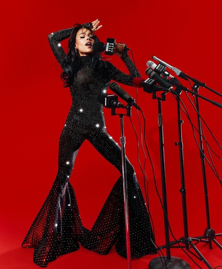 “Alexandra es una apasionada cantante, escritora y productora mexicana que lucha por la igualdad de la mujer y usa su voz para apoyar a la comunidad en todo el mundo, es para nosotros la embajadora perfecta” 

— MAC Cosmetics Global sobre Alexandra Reeve