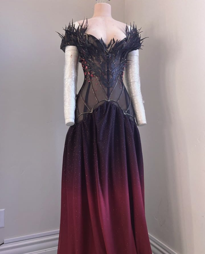 🚨| MARKETING DA HBO

Um vestido com o emblema da Syrax foi comissionado pela HBO, a vestimenta tem o relevo feita com pele de cordeiro