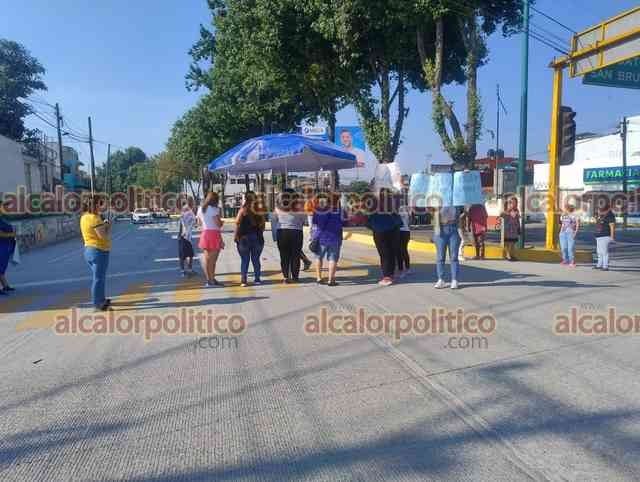 #ElPoderDeLaVerdad 🚱 || Fallan tandeos y @CMAS_Xalapa cobra más caro: Estallan protestas por falta de agua. Frente al Palacio Municipal y bloqueando distintas calles de #Xalapa, vecinos exhiben crisis por desabasto.
alcalorpolitico.com/informacion/fa…