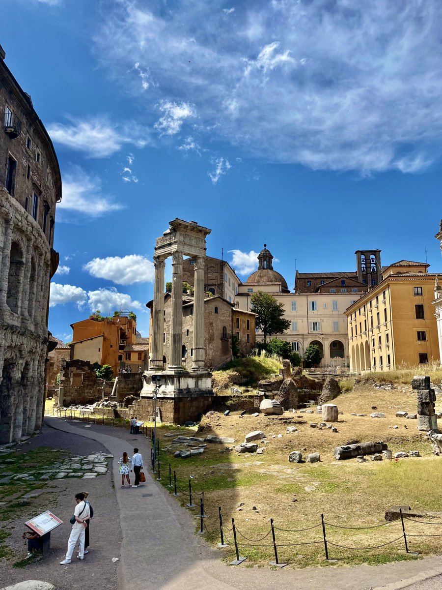 Adoro questo angolo di #Roma 🤍 con i suoi tanti strati di storia e la sua dolce curva attorno al Teatro Marcello.

Via del Foro Piscario 
#Rome