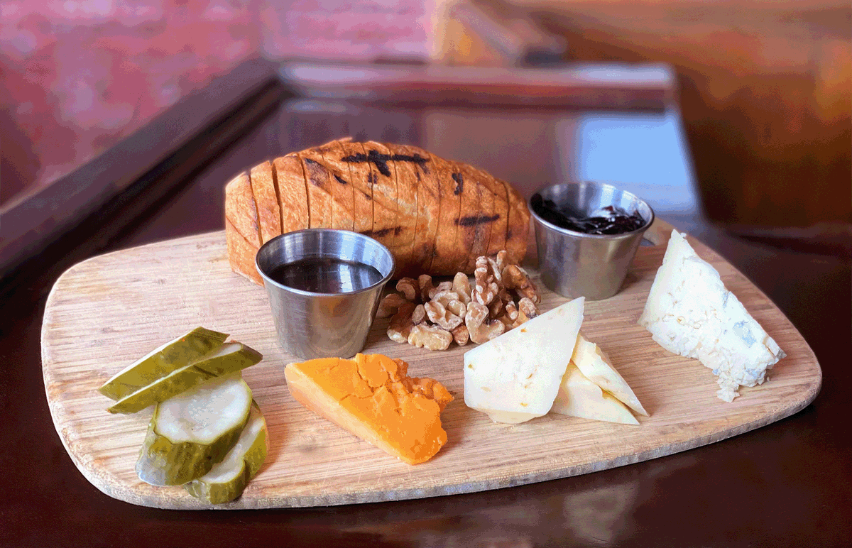 tumanstap's tweet photo. It's the last day of #AmericanCheeseMonth, & our board features 3 amazing American cheeses. Pinconning Super Sharp (Williams Cheese Co/Pinconning, MI); Monterey Pepper Jack (Renard’s Cheese Store/Sturgeon Bay, WI); & Mindoro Gorgonzola (Mindoro Blue Cheese Co/Mindoro, WI)
📸 TLM https://t.co/DpJKHGIhLr