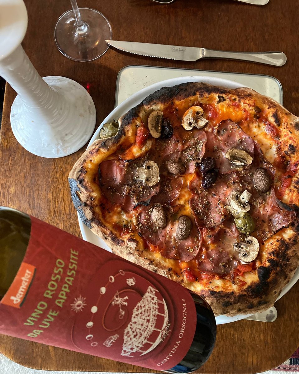 Friday night is Pizza night 🙌🍕🍷

<a href="/AdeSerenissima/">Adrian Chandler</a> called it 'Candelieri specialita della casa' but I think he may be referring to something else in the picture 🤔

Perfectly paired with <a href="/VintageRootsLtd/">Vintage Roots</a> wine from partially dried grapes giving it a sweetness unlike other red 😋